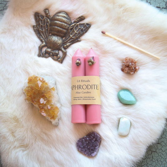 Ce superbe Duo de bougies sera idéal pour votre Autel.  Ces superbes bougies Rose Pastel sont parfumées aux huiles essentielles. Fabriquées de manière artisanale avec 100 % de cire d'abeille et de colorants naturels, leurs parfums doux et chauds de Vanille et d'Anis vous envelopperont de Douceur.  Aphrodite, la déesse de l'amour est représentée ici par des Roses séchées.   Ce joli objet est proposé par la marque Lit Rituals pour MYWITCHMOOD, basée à San Francisco 